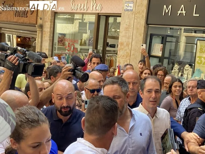 Foto 7 - Ba&ntilde;o de masas de Santiago Abascal en la Plaza Mayor