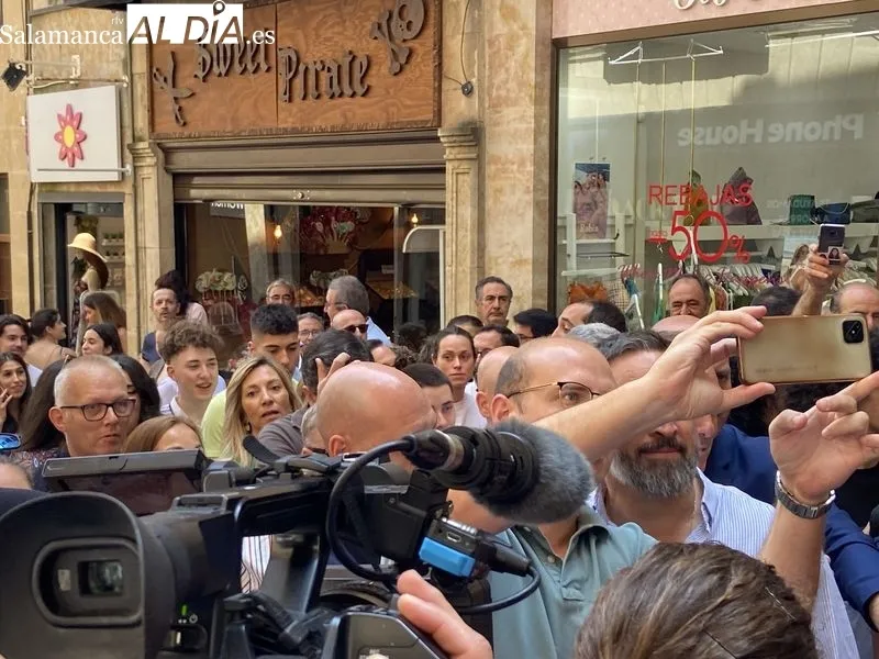 Foto 6 - Ba&ntilde;o de masas de Santiago Abascal en la Plaza Mayor