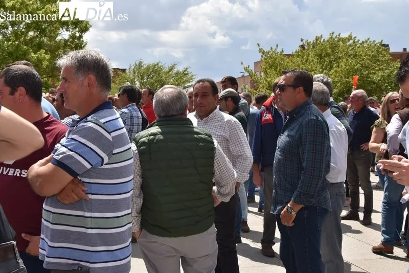 Ganaderos manifestándose a las puertas de la Delegación Territorial de la Junta en Salamanca