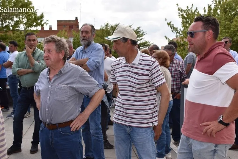 Ganaderos manifestándose a las puertas de la Delegación Territorial de la Junta en Salamanca
