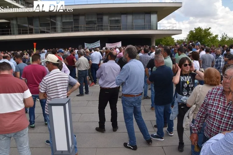 Ganaderos manifestándose a las puertas de la Delegación Territorial de la Junta en Salamanca
