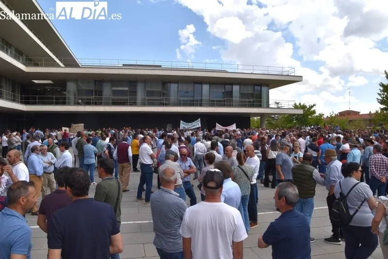 Ganaderos manifestándose a las puertas de la Delegación Territorial de la Junta en Salamanca