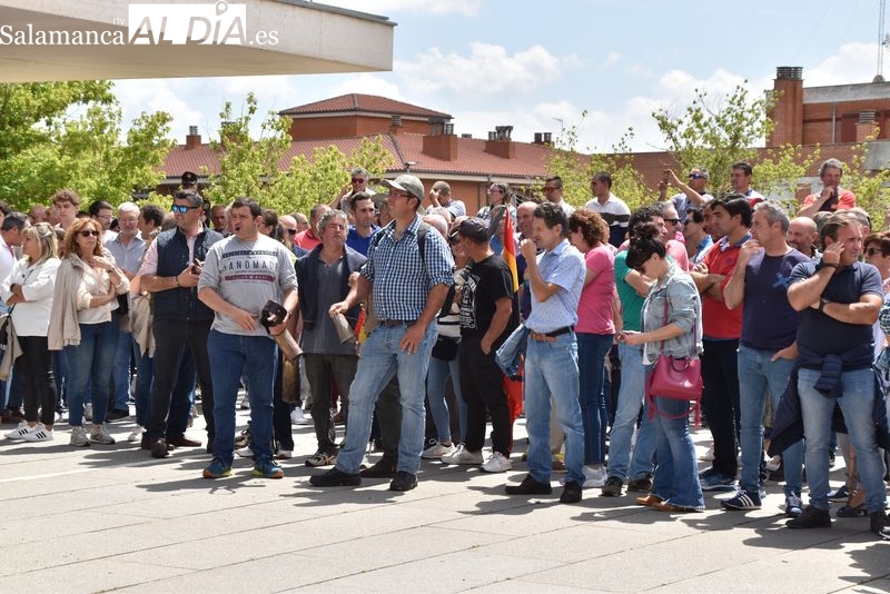Ganaderos manifestándose a las puertas de la Delegación Territorial de la Junta en Salamanca