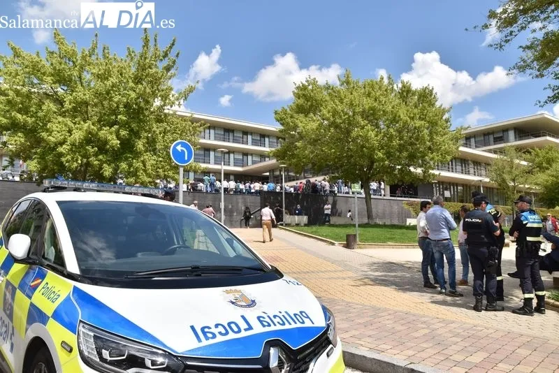 Ganaderos manifestándose a las puertas de la Delegación Territorial de la Junta en Salamanca
