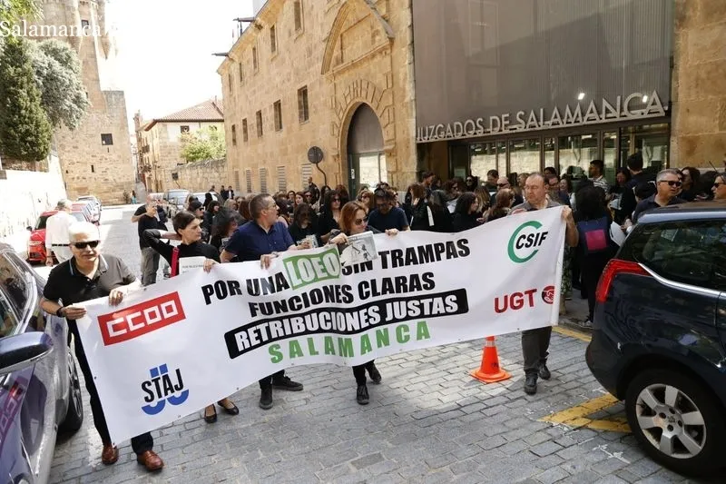 Manifestación de profesionales de Justicia de Salamanca en la plaza de Colón. Foto de David Sañudo