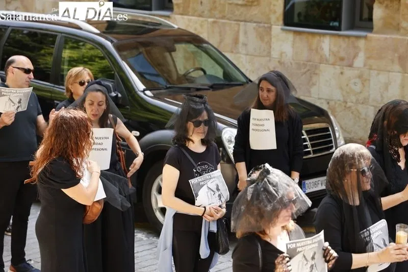 Manifestación de profesionales de Justicia de Salamanca en la plaza de Colón. Foto de David Sañudo