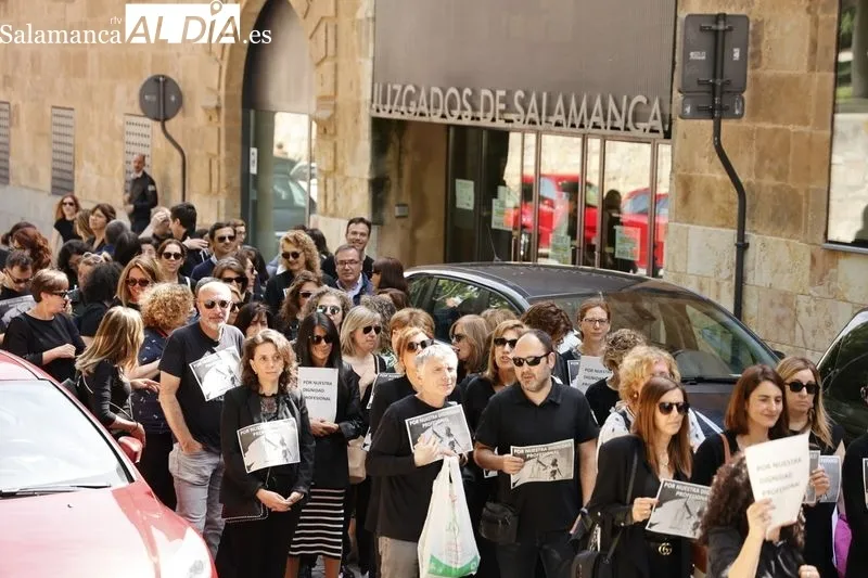 Manifestación de profesionales de Justicia de Salamanca en la plaza de Colón. Foto de David Sañudo