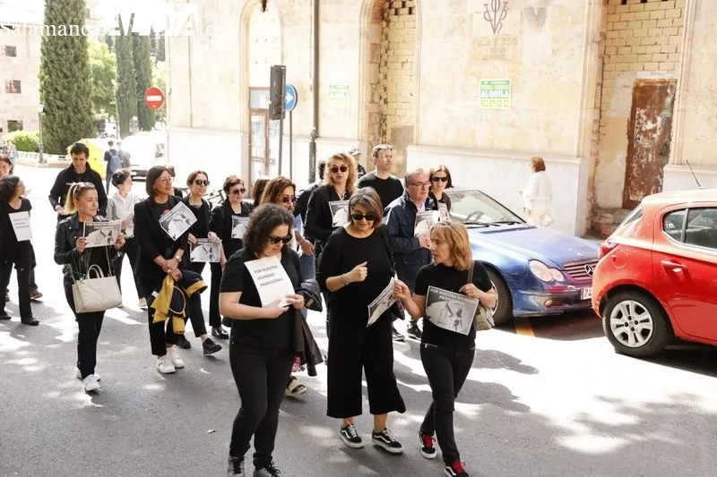 Manifestación de profesionales de Justicia de Salamanca en la plaza de Colón. Foto de David Sañudo