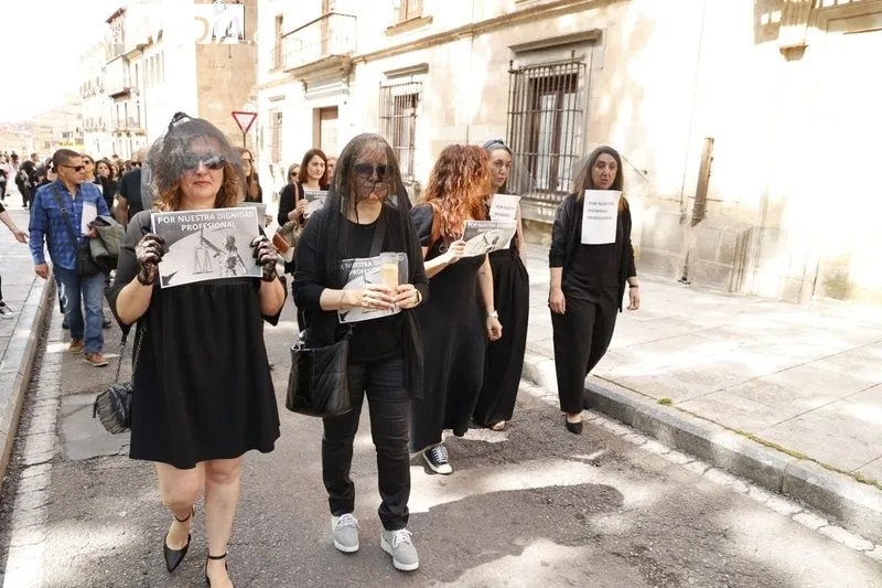 Manifestación de profesionales de Justicia de Salamanca en la plaza de Colón. Foto de David Sañudo