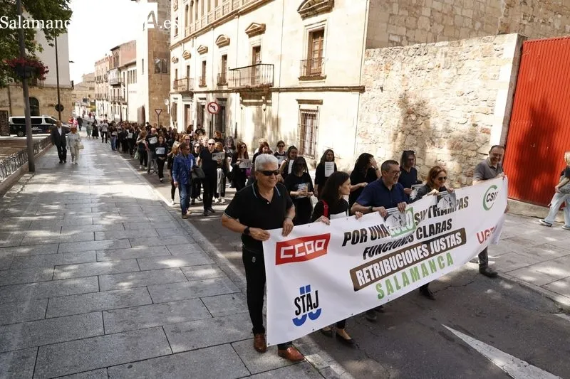 Manifestación de profesionales de Justicia de Salamanca en la plaza de Colón. Foto de David Sañudo