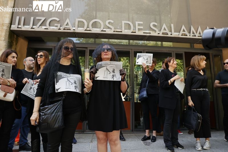 Manifestación de profesionales de Justicia de Salamanca en la plaza de Colón. Foto de David Sañudo