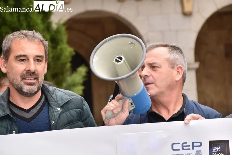 Agentes de la Policía Nacional y de la Guardia Civil concentrados ante las puertas de la Subdelegación del Gobierno en Salamanca
