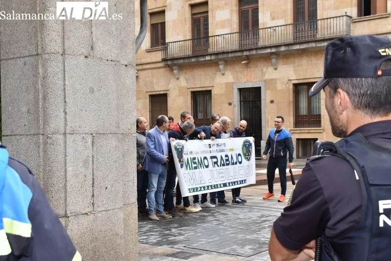 Agentes de la Policía Nacional y de la Guardia Civil concentrados ante las puertas de la Subdelegación del Gobierno en Salamanca