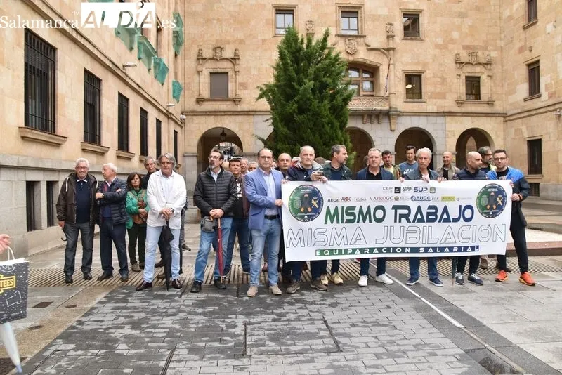 Agentes de la Policía Nacional y de la Guardia Civil concentrados ante las puertas de la Subdelegación del Gobierno en Salamanca