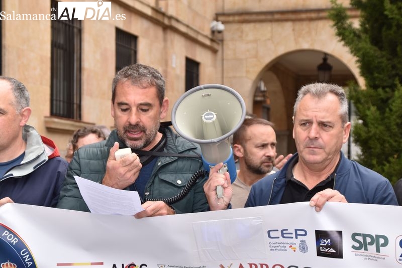 Agentes de la Policía Nacional y de la Guardia Civil concentrados ante las puertas de la Subdelegación del Gobierno en Salamanca