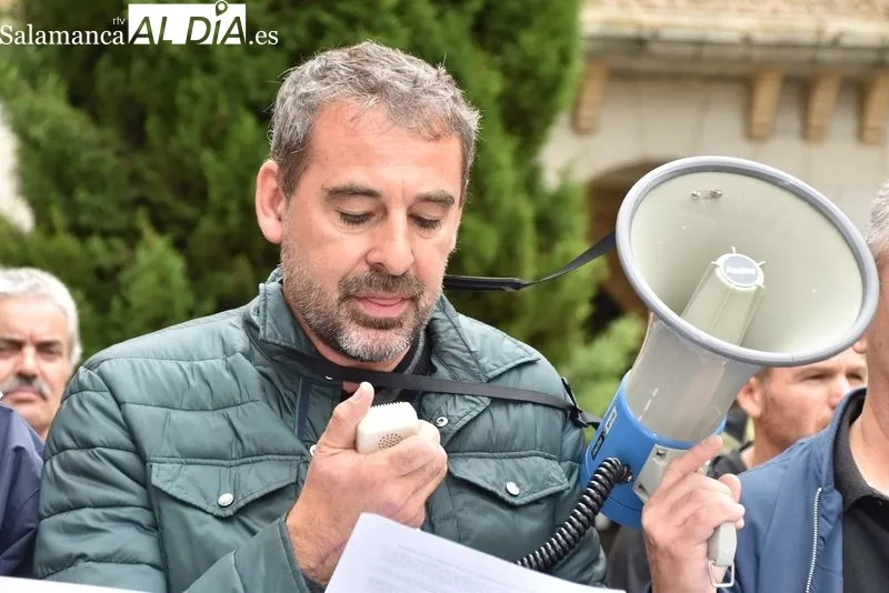 Agentes de la Policía Nacional y de la Guardia Civil concentrados ante las puertas de la Subdelegación del Gobierno en Salamanca