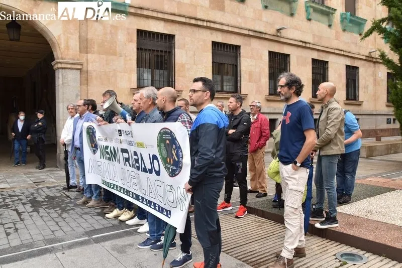 Agentes de la Policía Nacional y de la Guardia Civil concentrados ante las puertas de la Subdelegación del Gobierno en Salamanca