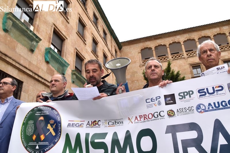 Agentes de la Policía Nacional y de la Guardia Civil concentrados ante las puertas de la Subdelegación del Gobierno en Salamanca