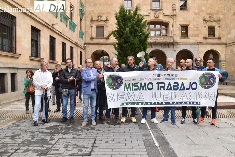 Agentes de la Policía Nacional y de la Guardia Civil concentrados ante las puertas de la Subdelegación del Gobierno en Salamanca