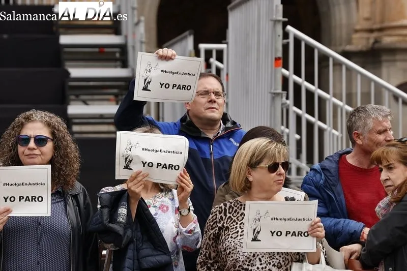 Manifestación de trabajadores de Justicia en la Plaza Mayor de Salamanca. Foto de David Sañudo