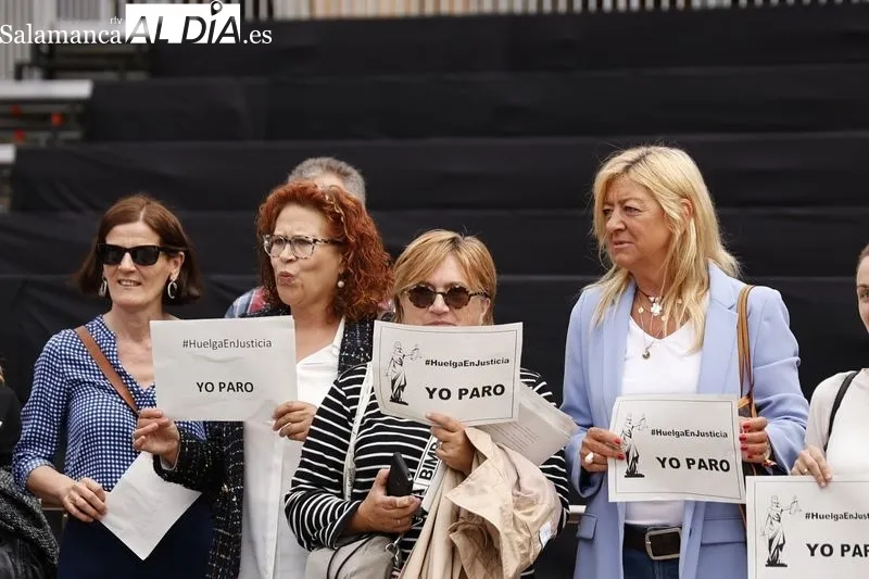 Manifestación de trabajadores de Justicia en la Plaza Mayor de Salamanca. Foto de David Sañudo