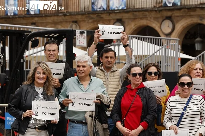 Manifestación de trabajadores de Justicia en la Plaza Mayor de Salamanca. Foto de David Sañudo