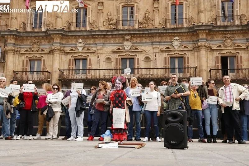 Manifestación de trabajadores de Justicia en la Plaza Mayor de Salamanca. Foto de David Sañudo