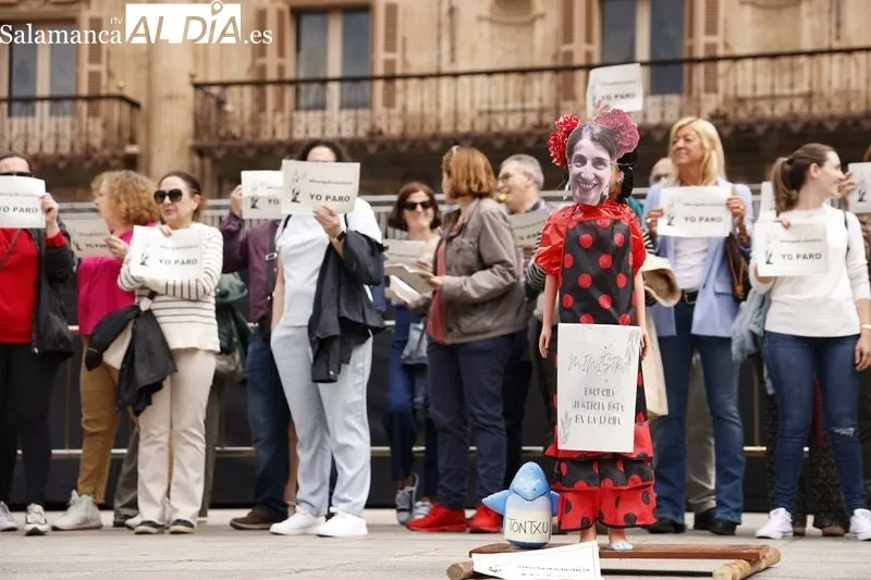 Manifestación de trabajadores de Justicia en la Plaza Mayor de Salamanca. Foto de David Sañudo