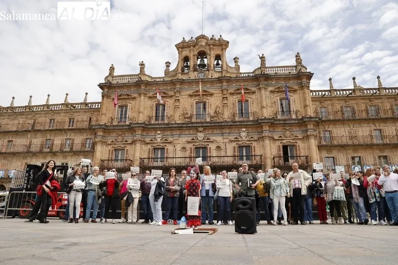 Manifestación de trabajadores de Justicia en la Plaza Mayor de Salamanca. Foto de David Sañudo