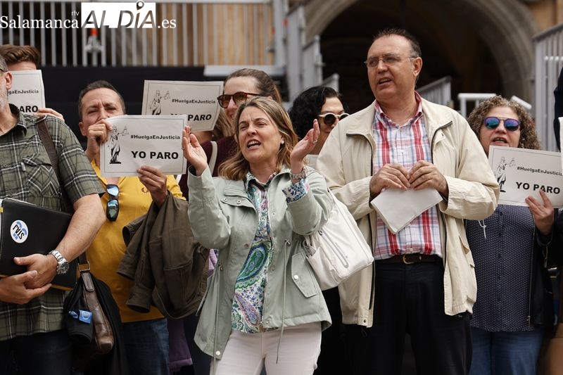Manifestación de trabajadores de Justicia en la Plaza Mayor de Salamanca. Foto de David Sañudo