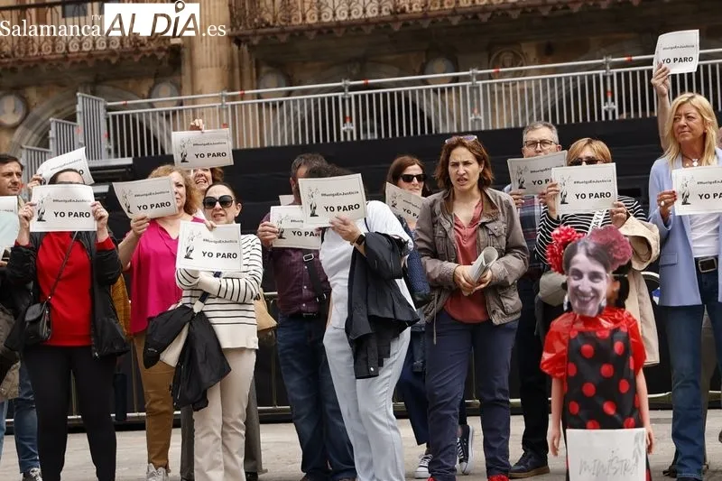 Manifestación de trabajadores de Justicia en la Plaza Mayor de Salamanca. Foto de David Sañudo