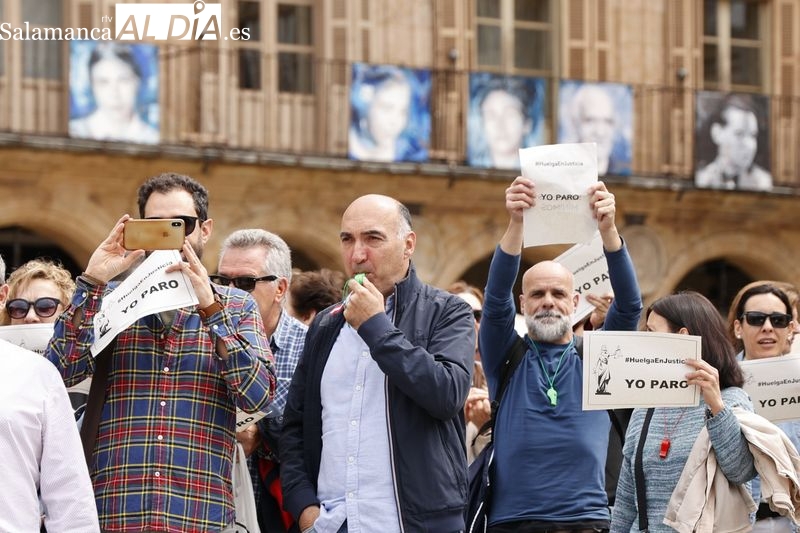 Manifestación de trabajadores de Justicia en la Plaza Mayor de Salamanca. Foto de David Sañudo