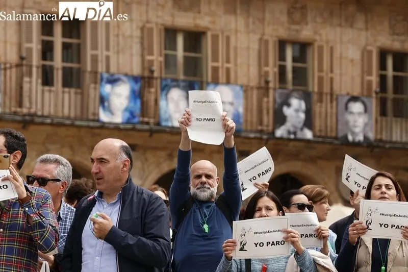 Manifestación de trabajadores de Justicia en la Plaza Mayor de Salamanca. Foto de David Sañudo