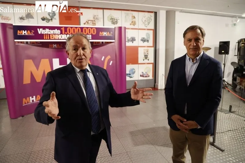 Celebración del visitante 'un millón' en el Museo de la Automoción de Salamanca. Foto de David Sañudo