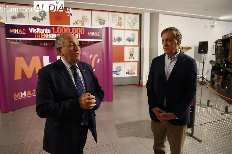 Celebración del visitante 'un millón' en el Museo de la Automoción de Salamanca. Foto de David Sañudo