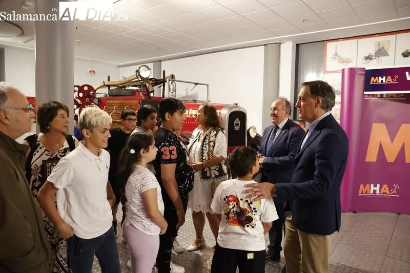 Celebración del visitante 'un millón' en el Museo de la Automoción de Salamanca. Foto de David Sañudo
