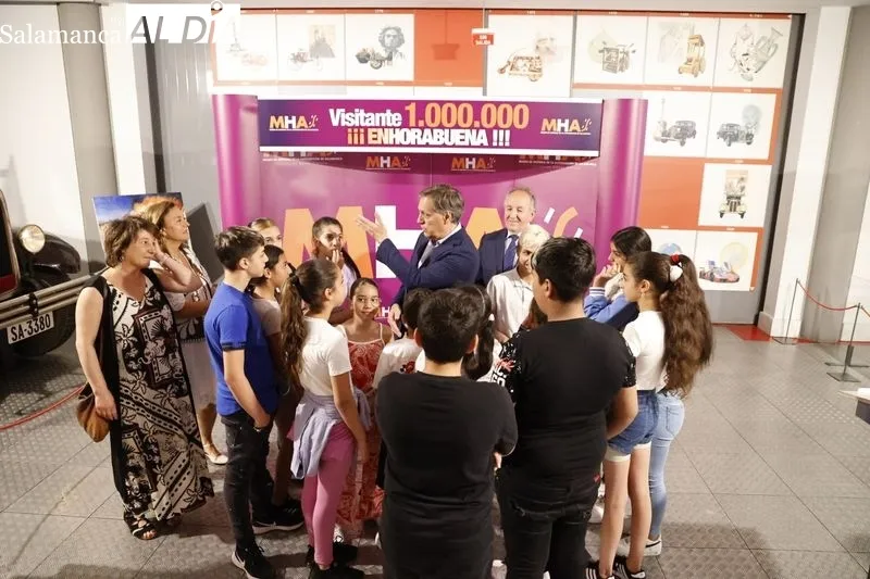 Celebración del visitante 'un millón' en el Museo de la Automoción de Salamanca. Foto de David Sañudo