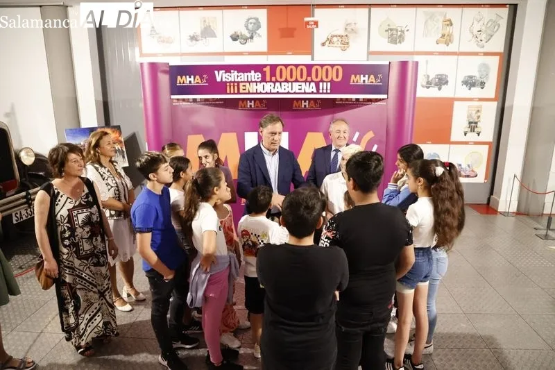 Celebración del visitante 'un millón' en el Museo de la Automoción de Salamanca. Foto de David Sañudo