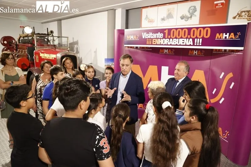 Celebración del visitante 'un millón' en el Museo de la Automoción de Salamanca. Foto de David Sañudo