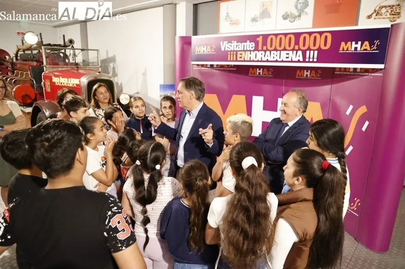 Celebración del visitante 'un millón' en el Museo de la Automoción de Salamanca. Foto de David Sañudo