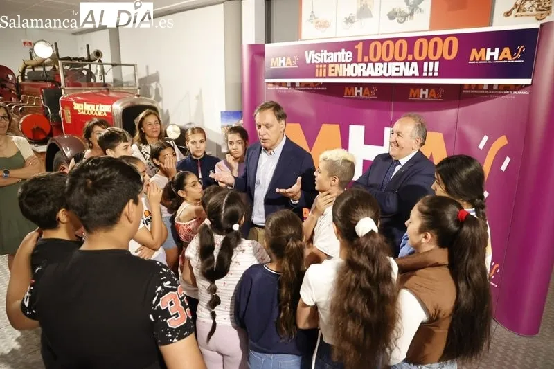 Celebración del visitante 'un millón' en el Museo de la Automoción de Salamanca. Foto de David Sañudo
