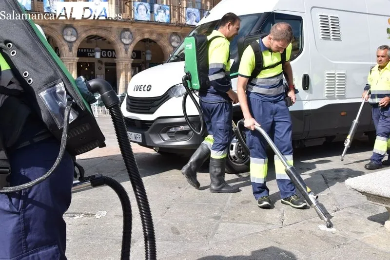 Presentación en la Plaza Mayor del nuevo sistema para retirar chicles en Salamanca. Foto de Vanesa Martins