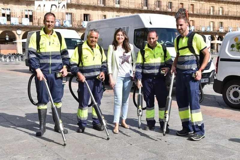 Presentación en la Plaza Mayor del nuevo sistema para retirar chicles en Salamanca. Foto de Vanesa Martins