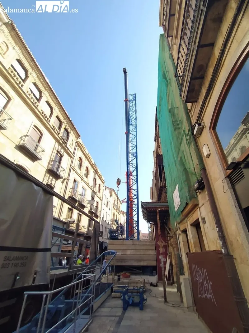 Presencia de camiones y una grúa de gran tonelaje en la Rúa Mayor. Foto de David Sañudo