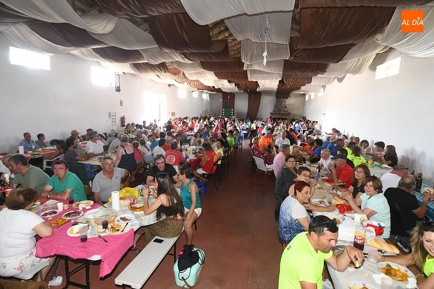 COmida popular en Robleda fiestas de San Juan/ Fotos: Adrián M.Pastor