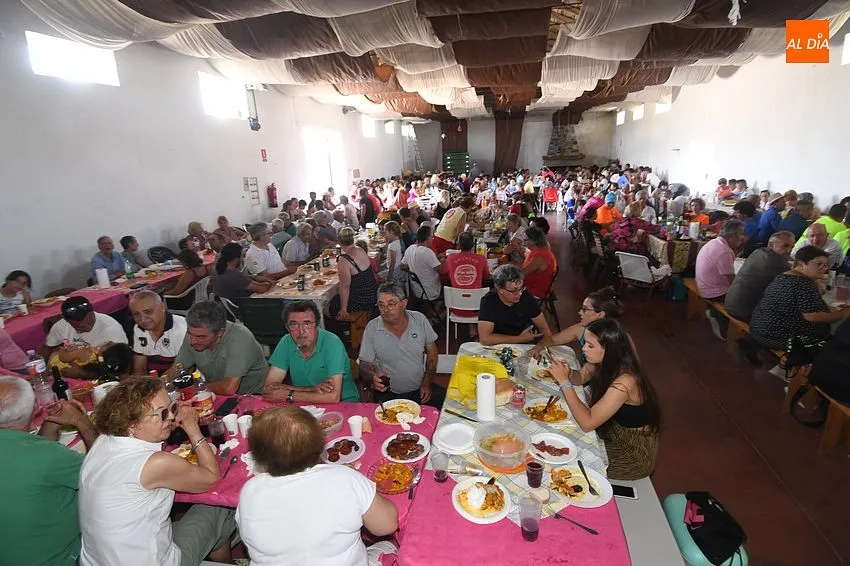 COmida popular en Robleda fiestas de San Juan/ Fotos: Adrián M.Pastor