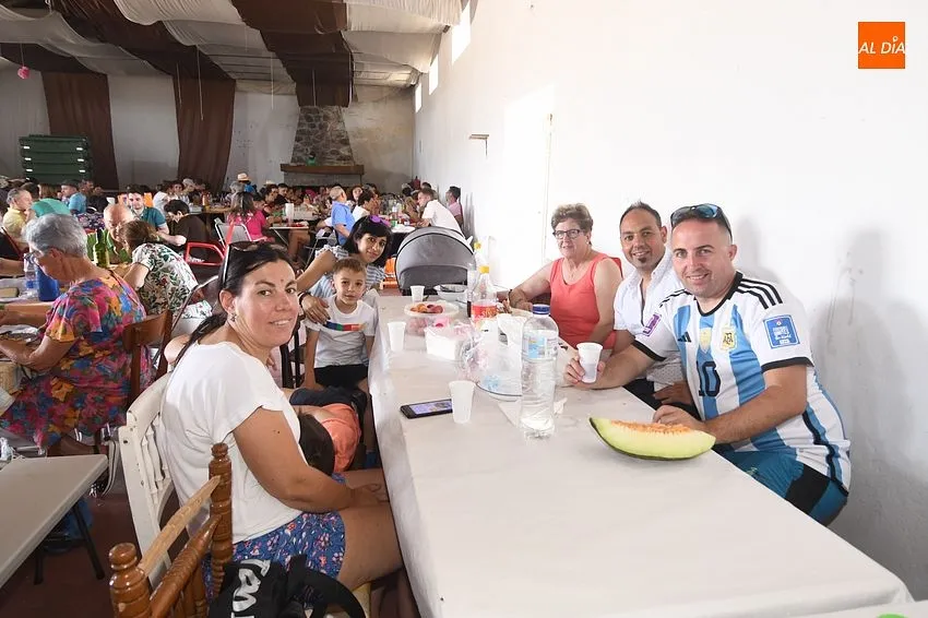 COmida popular en Robleda fiestas de San Juan/ Fotos: Adrián M.Pastor