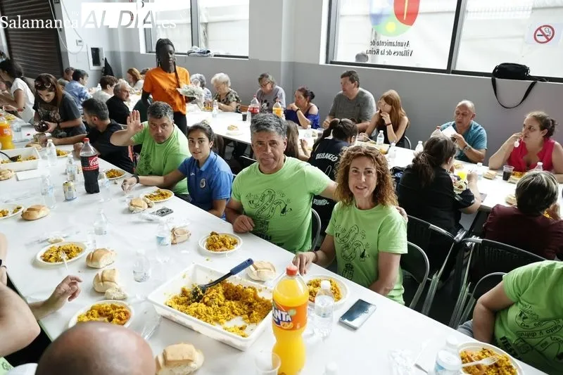 Paella popular en Villares de la Reina. Foto de David Sañudo