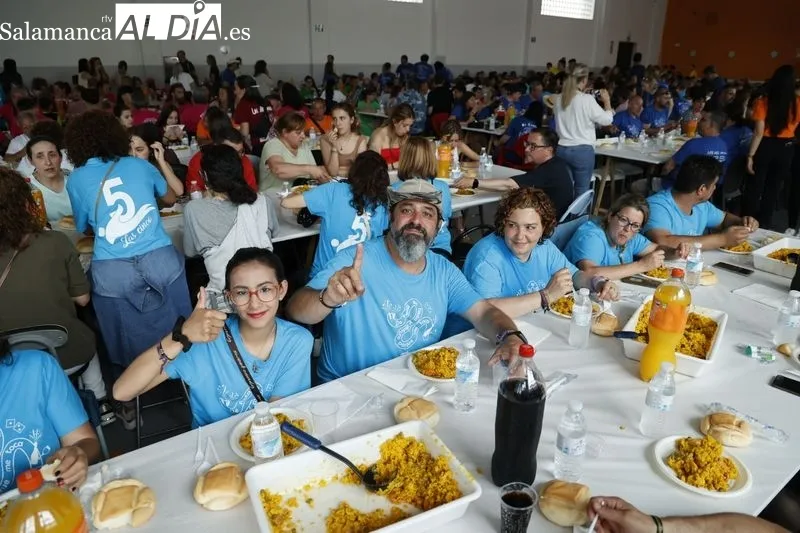 Paella popular en Villares de la Reina. Foto de David Sañudo