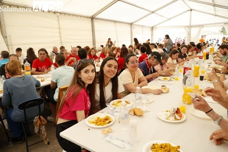 Paella popular en Villares de la Reina. Foto de David Sañudo